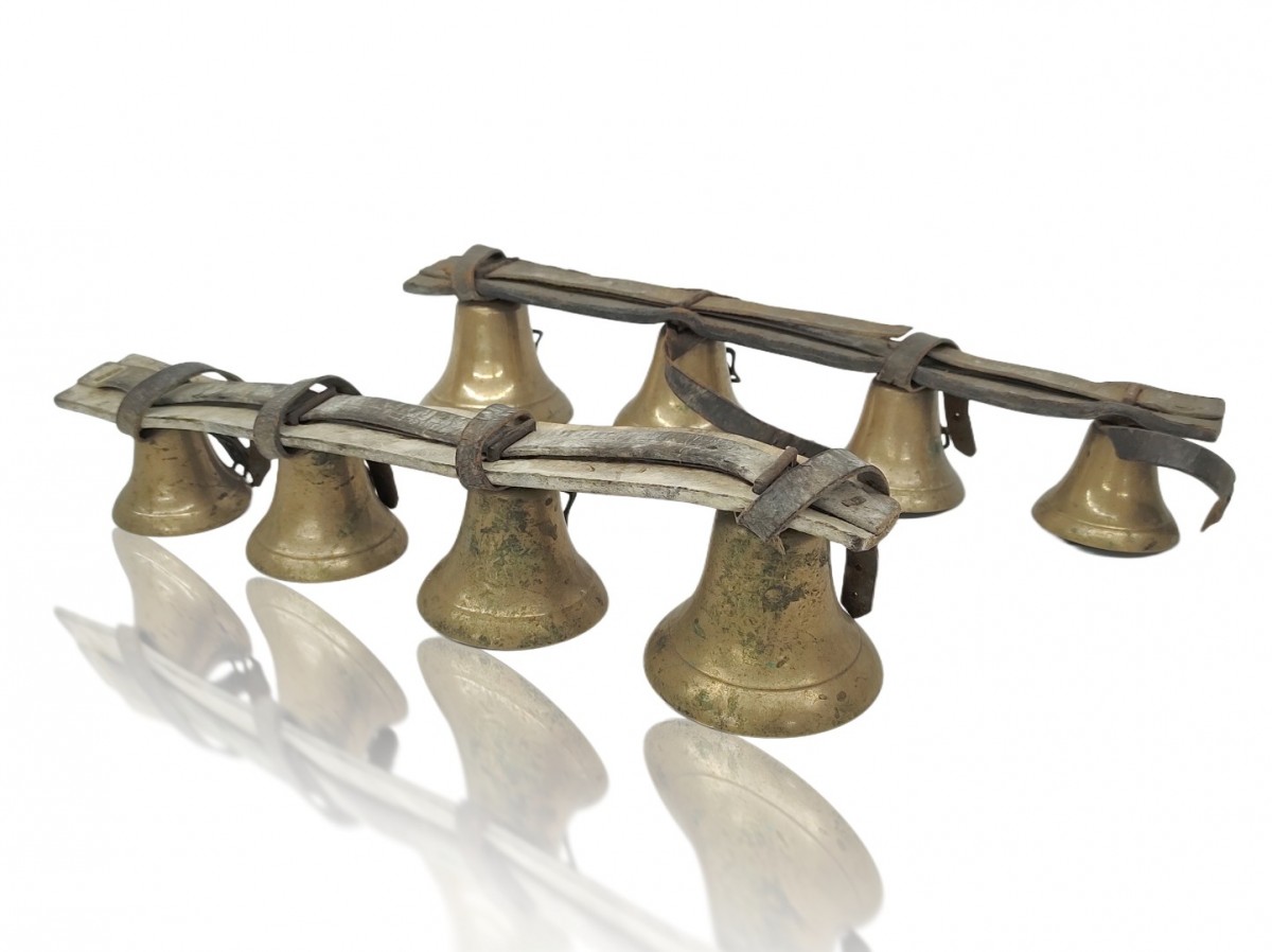 Superbe paire de clochettes de traîneau en laiton sur lanières de cuir et bois, sonorité authentique d’époque. 1 Superbe paire de clochettes de traîneau en laiton sur lanières de cuir et bois, sonorité authentique d’époque. 1