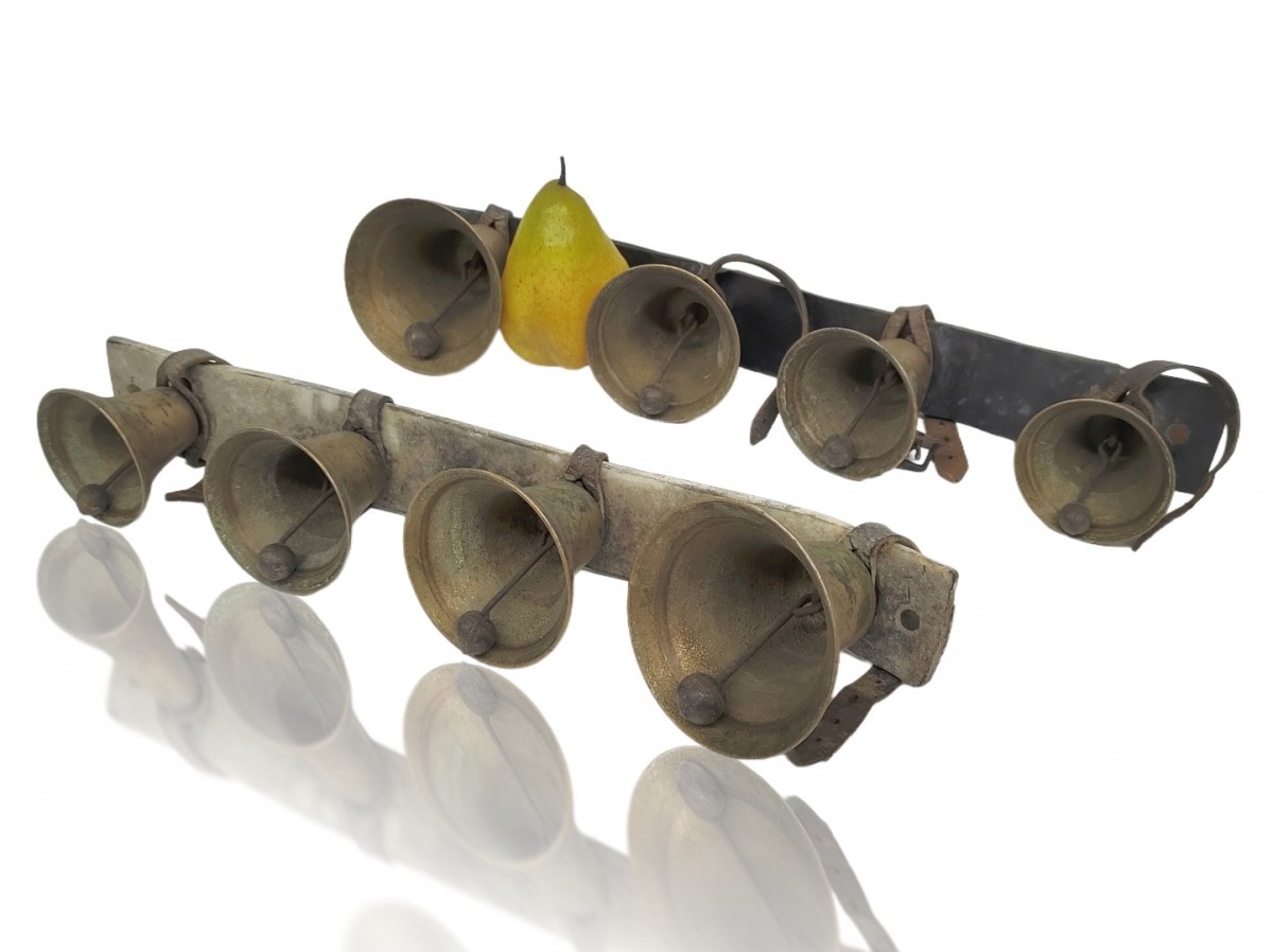 Superbe paire de clochettes de traîneau en laiton sur lanières de cuir et bois, sonorité authentique d’époque. 2 Superbe paire de clochettes de traîneau en laiton sur lanières de cuir et bois, sonorité authentique d’époque. 2