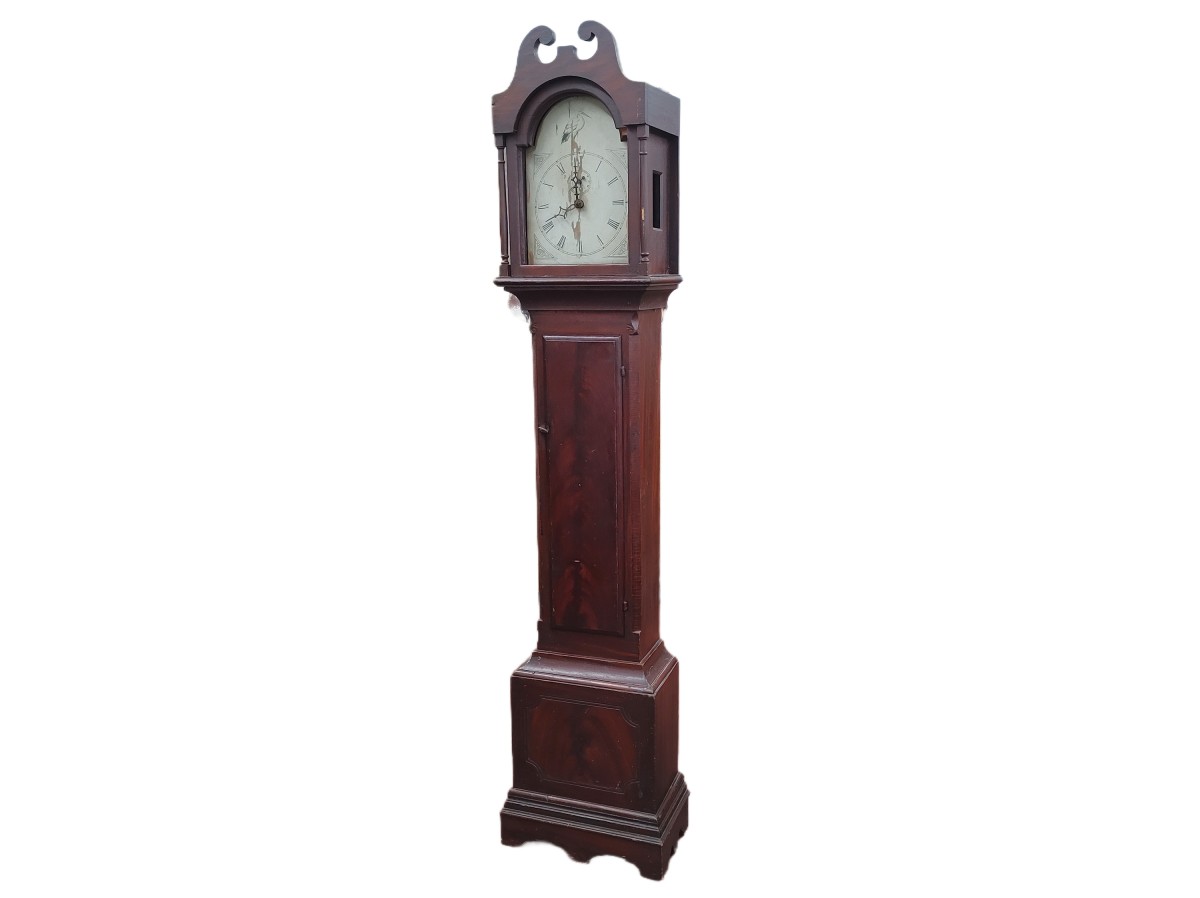 Belle horloge dite grand-père, beau faux-fini d'origine et mécanisme en bois, non-fonctionnelle 1 Belle horloge dite grand-père, beau faux-fini d'origine et mécanisme en bois, non-fonctionnelle 1