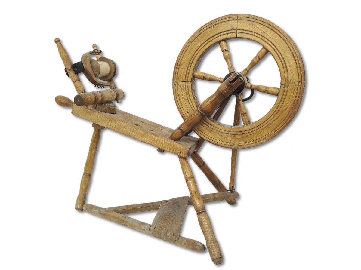 Little wool spinning wheel