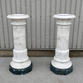 2  bénitiers antiques en plâtre 