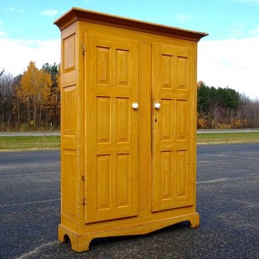 Armoire Québécoise ornementée de multiple caissons soulevés, vers 1830