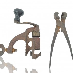 #57098 -  Anciens outils pour la fabrication de minitions (outil de droite vendu)