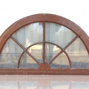 #57367 - 125$ Châssis ceintré, fenêtre demi-lune (une vitre de craquée)
