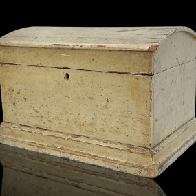 #57784 -  Petit coffret en pin à documents, couvercle bombé, clous carrés, tel que trouvé
