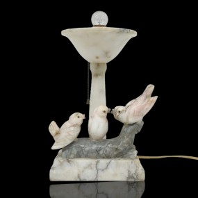 #57949 -  Lampe en marbre décorée d'oiseaux, abat-jour manquant 