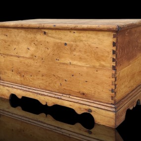 #58463 - 345$ Antique pine dove tail blanket box