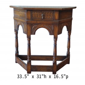 #58698 - 195$ Console de coin en chêne sculpté, avec un tiroir pratique.