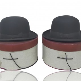 #59762 - 55$ ch. Pair of vintage bowler hats with boxes, great retro style. #59762 - 55$ ch. Pair of vintage bowler hats with boxes, great retro style.