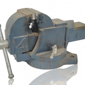 #59747 - 85$ Heavy cast-iron bench vise, ideal for vintage workshop or tool collection. #59747 - 85$ Heavy cast-iron bench vise, ideal for vintage workshop or tool collection.