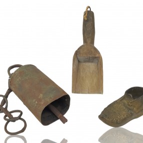 #59781 - 45$ à 65$ ch. Rustic trio: cowbell, wood scoop & cast iron shoe