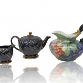#60211 - 25$ à 45$ ch. Elegant black-gold teapot & creamer set