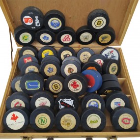 #60292 -  Vintage hockey pucks lot 
