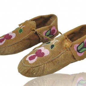 #60348 -  Pearl-decorated American native moccasin