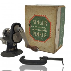 #60450 - 45$ Singer ball bearing hand operated pinker #60450 - 45$ Singer ball bearing hand operated pinker