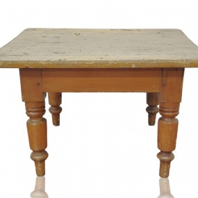 #60456 -  4 turned legs little coffee table 