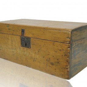 #60738 -  Little pine chest, suqare nails box 