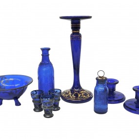 #62665 - Lot de vaisselle bleue, chandelier, bouteilles et autres #62665 - Lot de vaisselle bleue, chandelier, bouteilles et autres