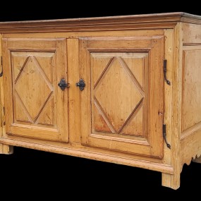 #62705 - Buffet antique avec portes agencées décorées de losanges, ancienne restauration au niveau du bas (voir autres photos), bahut #62705 - Buffet antique avec portes agencées décorées de losanges, ancienne restauration au niveau du bas (voir autres photos), bahut