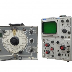 #63089 - 75$ ch. Vintage electronic equipment including a Stark signal generator and Tektronix oscilloscope.