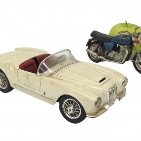 #63173 - 45$ et 35$ Jouets, automobile Burago Lancia Aurelia spider 1955 et moto Norton (auto vendue)