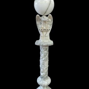 #63135 -  Exceptionnelle lampe et piédestal en marbre décorée d'un aigle (fonctionnelle)