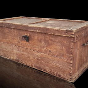 Ancien coffre en bois, idéal comme table de salon 