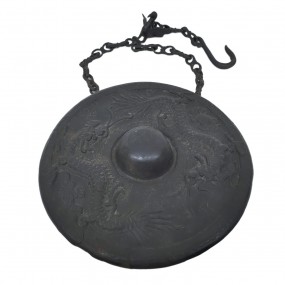 Ancien gong asiatique en métal, décoré de dragons en relief, avec chaîne et crochet. Ancien gong asiatique en métal, décoré de dragons en relief, avec chaîne et crochet.