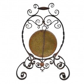 Ancien gong en laiton sur élégant support décoratif en fer forgé.