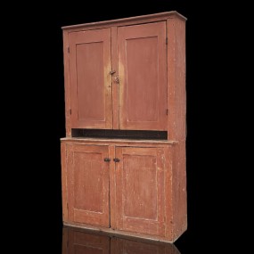 Armoire 2 corps antique en pin, portes du haut refaites dans le passé