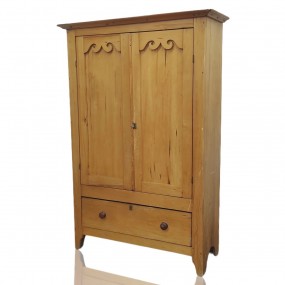 Armoire antique en bois de tilleul