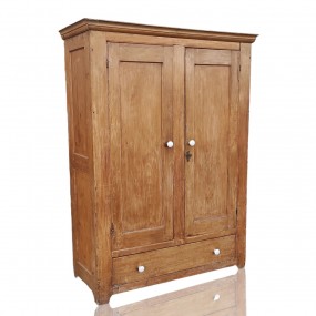 Armoire antique en tilleul, caissons creux, clous carrés Armoire antique en tilleul, caissons creux, clous carrés