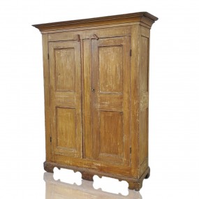 Armoire en pin décorée de 8 caissons 