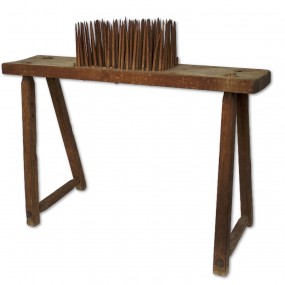 Comb bench for carding wool