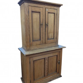 Belle petite armoire 2 corps décorée de 4 caissons Belle petite armoire 2 corps décorée de 4 caissons