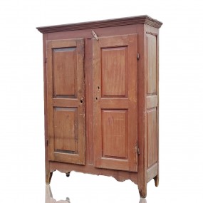 #58032 - 1285$ Belle petite armoire en pin, 8 caissons soulevés, base chantournée (porte de gauche non d'origine)