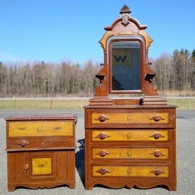 Bureau ''lift top'' et commode miroir en pin