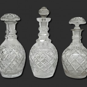 Carafes en verre taillé, carafe du centre ébréchée