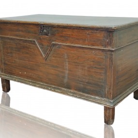 Coffre à couverture, ceinturé d'une moulure en V, clous forgés 