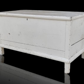 Coffre à couverture, clous carrés, tel que trouvé