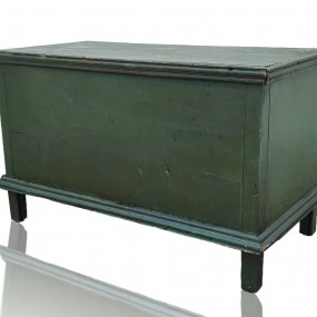 Antique blanket chest, original color and square nails assembly