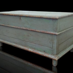 Coffre antique ceinturé d'une moulure, clous carrés, vieux gris sur rouge d'origine 