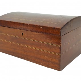 Coffret ancien en bois avec fines lignes décoratives incrustées.