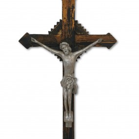 Crucifix mural, corpus naïvement  sculpté en bois