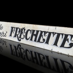 Enseigne publicitaire en bois Aline Henri Fréchette, pancarte, annonce