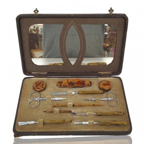 #56885 - 70$ Ensemble d'instruments de cosmétique avec coffret, outils et accessoires de beauté 