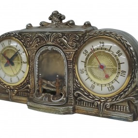 Ensemble horloge et baromètre dans un riche boîtier décoratif en métal.