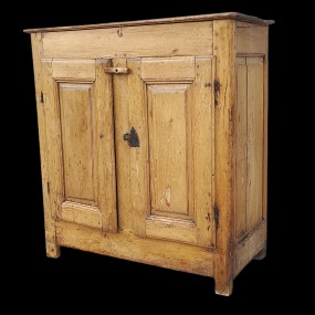 18th century Quebec 4 raised panels pine buffet, Wooden pegs assembly