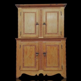 Exceptionnelle armoire 2 corps décorée de stries, style Adam,  base chantournée (partie supérieur légèrement rétrécie dans le passé)