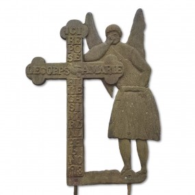 Exceptionnelle épitaphe en fonte, datée 1913, ange avec croix 